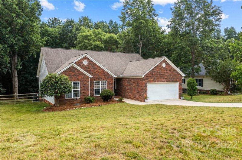 Property image 2 at 135 Sea Trail Drive, Mooresville, NC 28117