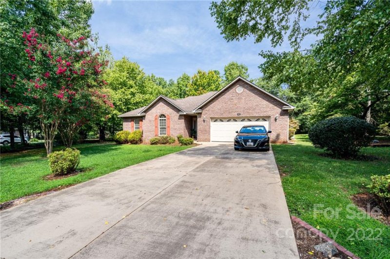 Property image 3 at 8017 King Arthurs Court, Denver, NC 28037