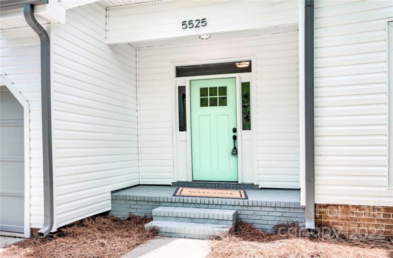 Property image 2 at 5525 Ashbluff Court, Charlotte, NC 28216