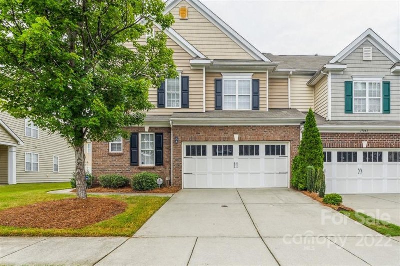 11039 Lucky Horseshoe Lane