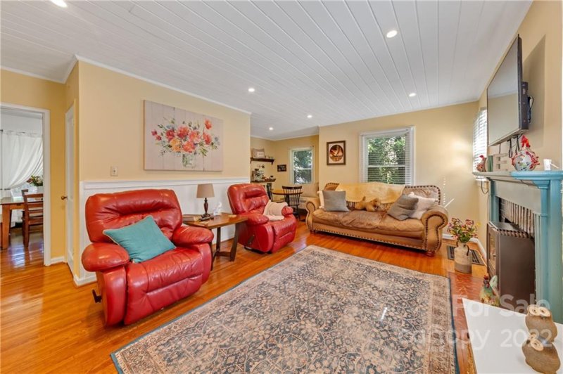 Property image 4 at 7 Canterbury Road, Asheville, NC 28805