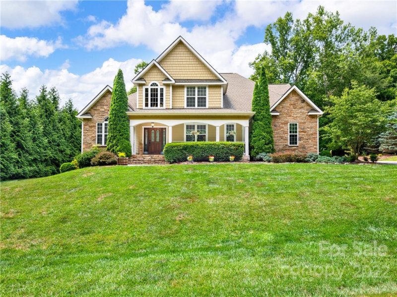 118 Twin Courts Drive