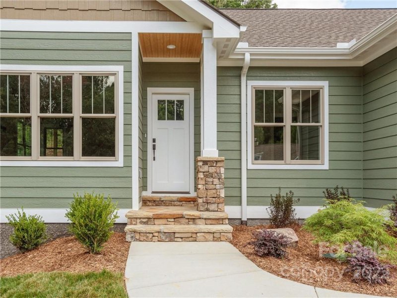 Property image 2 at 146 Olde Oak Way, Hendersonville, NC 28792