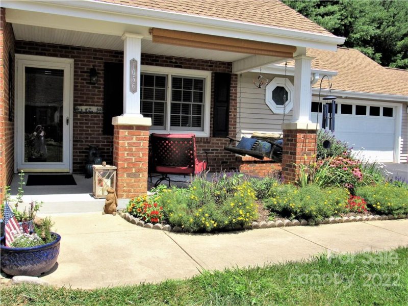 Property image 3 at 1056 Saddlebrook Drive, Hendersonville, NC 28739