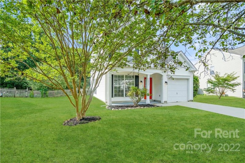 Property image 2 at 10437 Roundleaf Drive, Charlotte, NC 28213