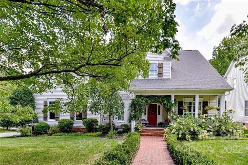 142 N Lynbrook Drive