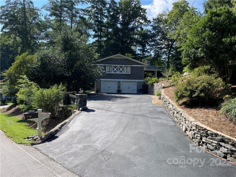 Property image 3 at 932 Toxaway Drive, Hendersonville, NC 28791