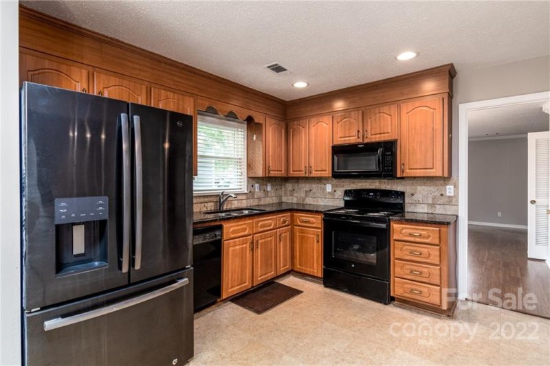 Property image 5 at 7530 Shadowcrest Drive, Charlotte, NC 28217