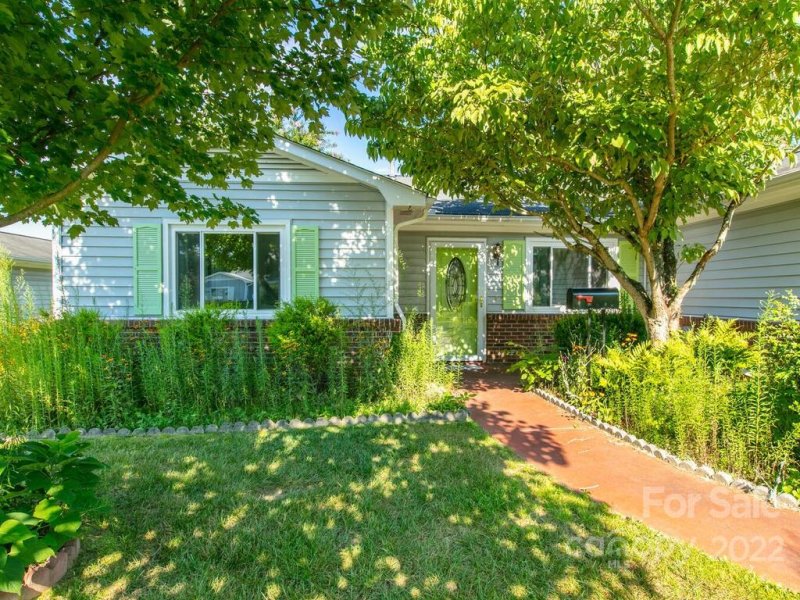 Property image 2 at 129 Derbyshire Drive, Hendersonville, NC 28792