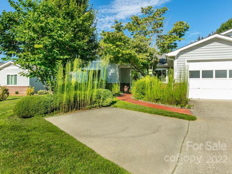 Property image 3 at 129 Derbyshire Drive, Hendersonville, NC 28792