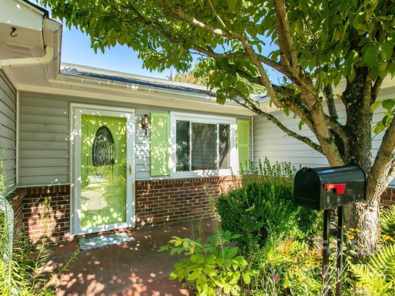 Property image 4 at 129 Derbyshire Drive, Hendersonville, NC 28792