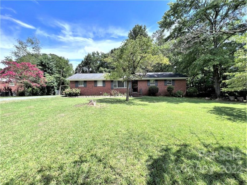 Property image 2 at 304 Meadowbrook Drive, Matthews, NC 28104