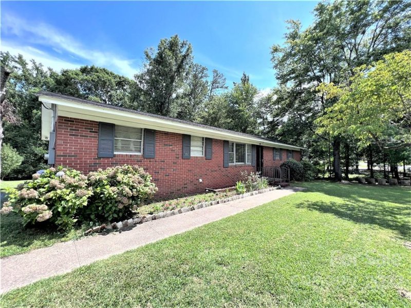 Property image 3 at 304 Meadowbrook Drive, Matthews, NC 28104