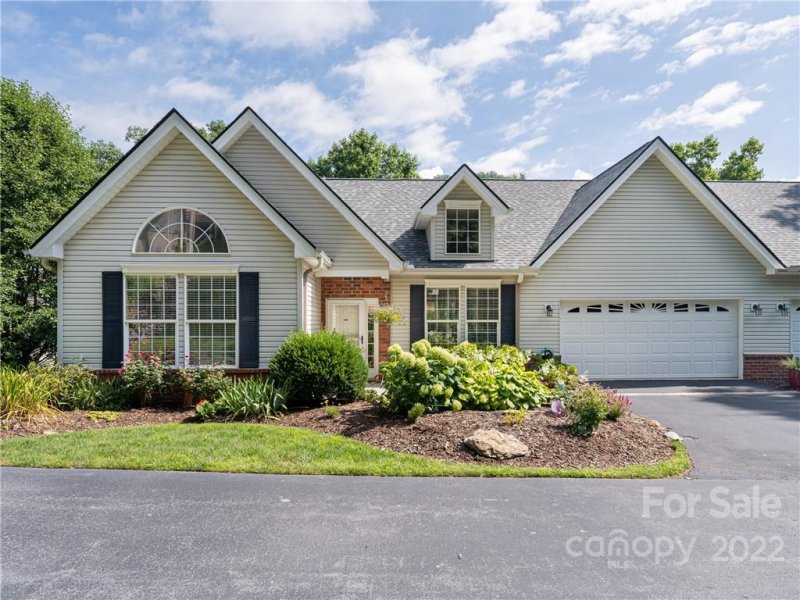 Property image 2 at 111 Hibiscus Lane, Asheville, NC 28803