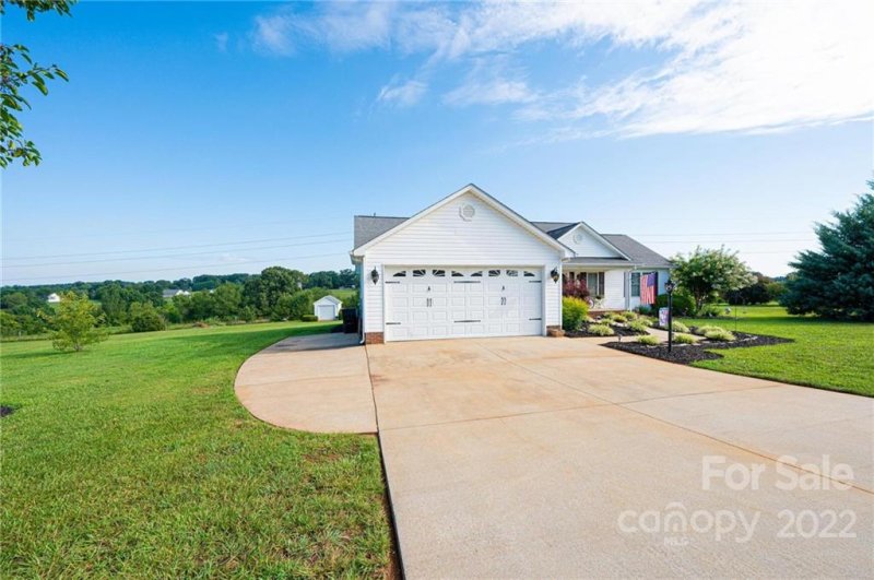 Property image 2 at 2208 Carriage Lane, Lincolnton, NC 28092