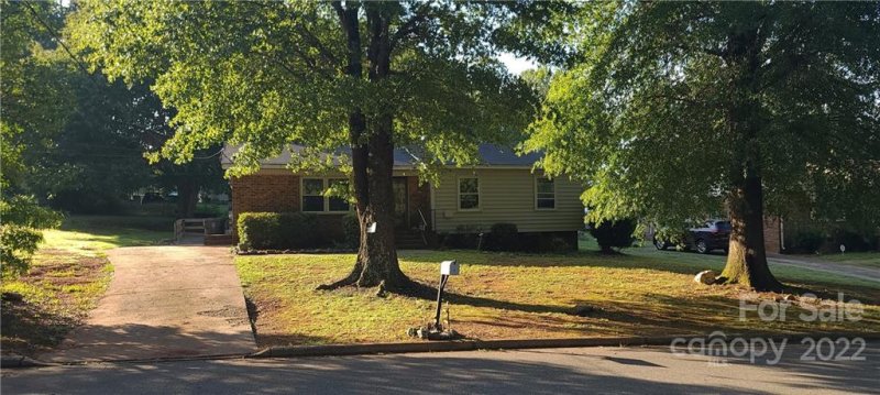 1711 Northwoods Drive