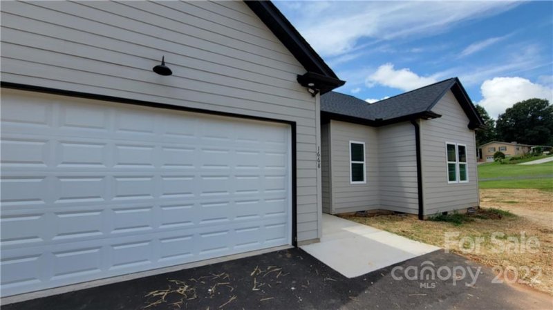 Property image 2 at 1668 Woodridge Circle, Hickory, NC 28602