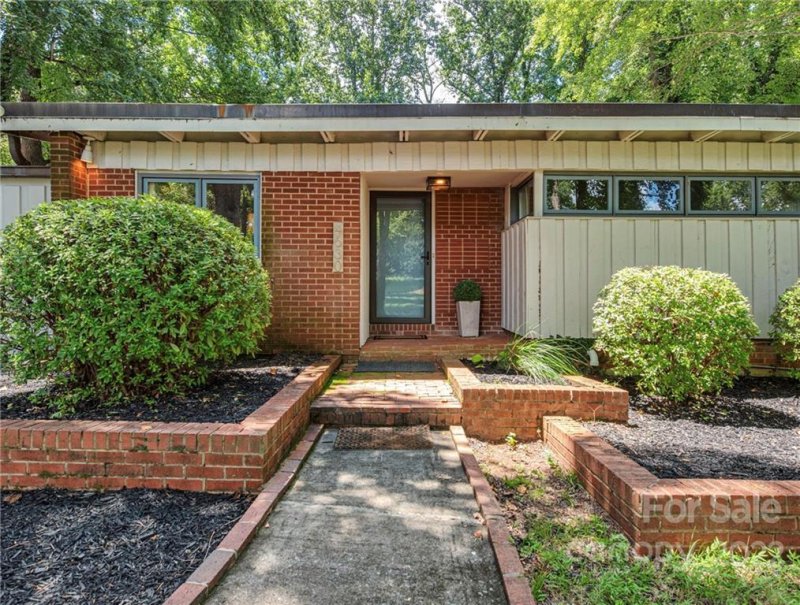 Property image 2 at 4630 Town And Country Drive, Charlotte, NC 28226