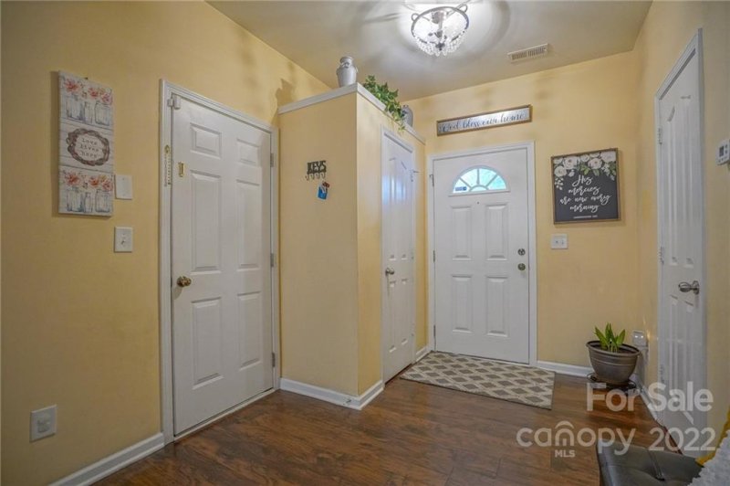 Property image 2 at 4910 Muskogee Drive, Charlotte, NC 28212