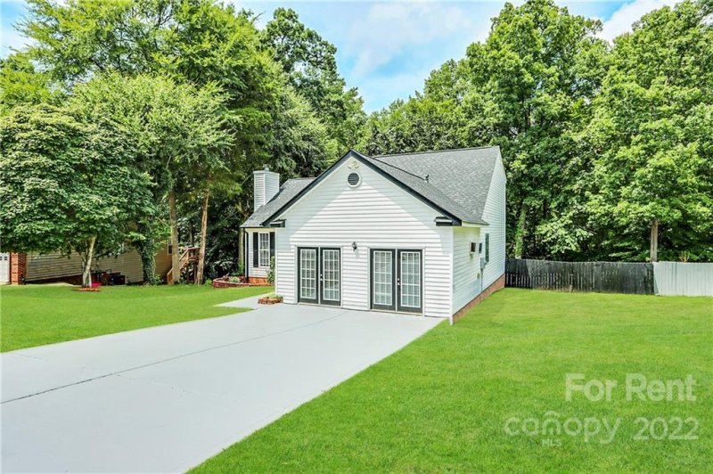 Property image 3 at 2112 Sloan Drive, Charlotte, NC 28208