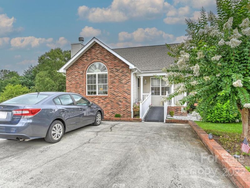 Property image 2 at 17 S Woodridge View Court, Hendersonville, NC 28791