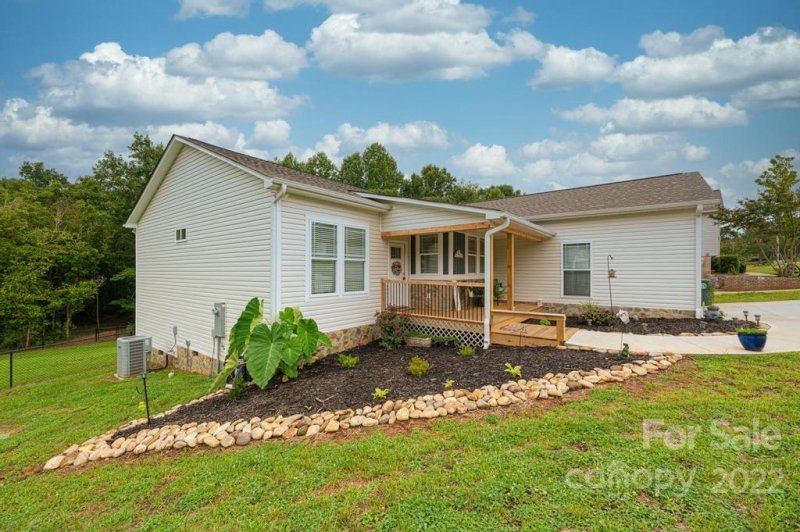 Property image 2 at 1560 Farmington Hills Drive, Conover, NC 28613