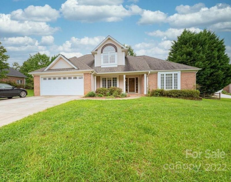 Property image 2 at 1446 Sweetbriar Lane, Hickory, NC 28602