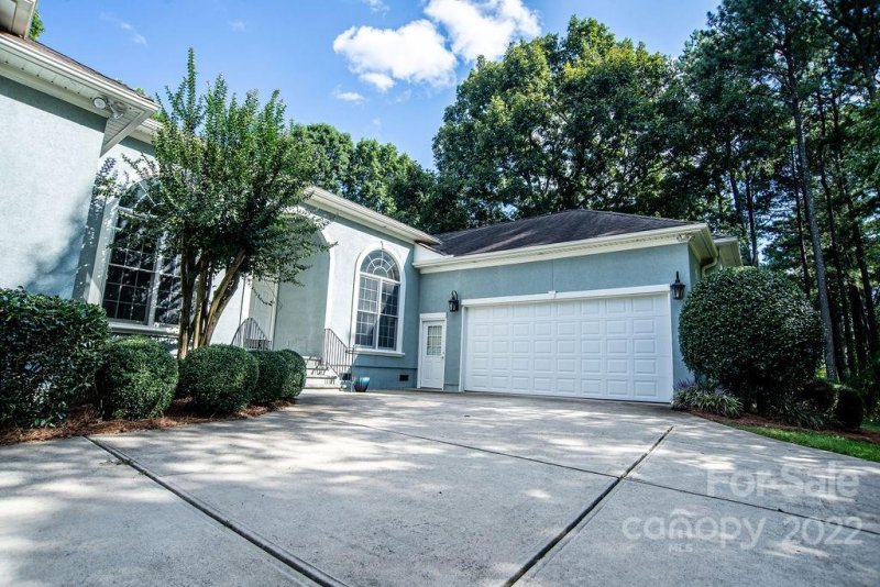 Property image 2 at 8216 Mabe Drive, Charlotte, NC 28216