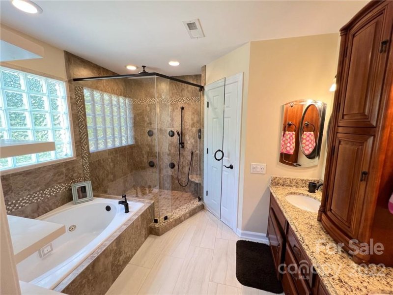 Property image 4 at 10427 Rougemont Lane, Charlotte, NC 28277