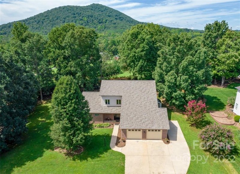 Property image 3 at 1341 Sweetbriar Lane, Hickory, NC 28602