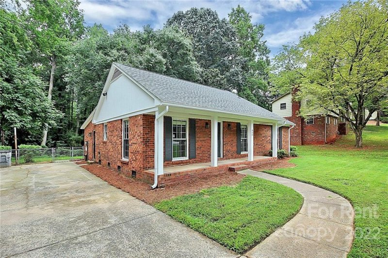 Property image 2 at 925 Pineborough Road, Charlotte, NC 28212
