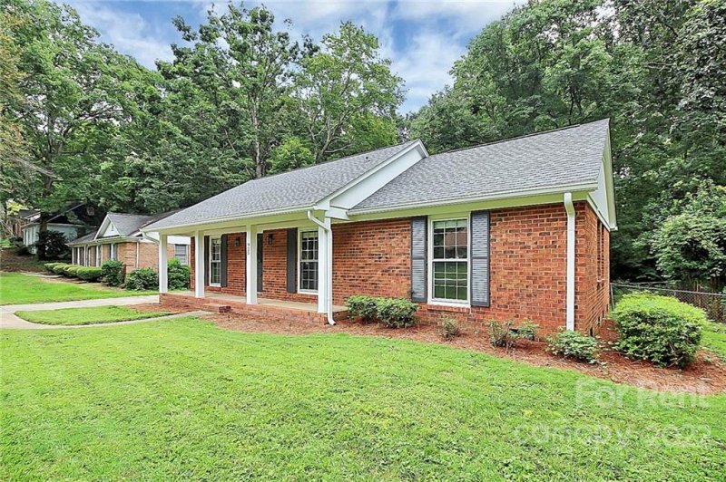 Property image 3 at 925 Pineborough Road, Charlotte, NC 28212