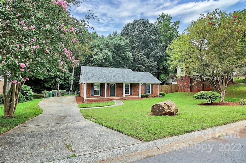 Property image 4 at 925 Pineborough Road, Charlotte, NC 28212