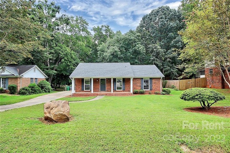 Property image 5 at 925 Pineborough Road, Charlotte, NC 28212