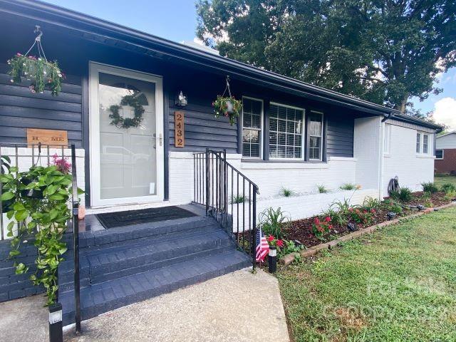 2432 Oakwood Circle
