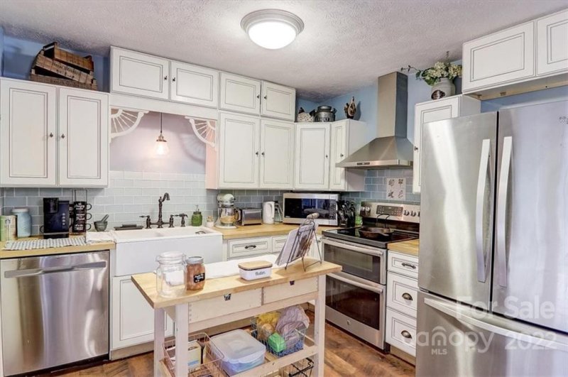 Property image 4 at 25 W Silverleaf Drive, Hendersonville, NC 28739