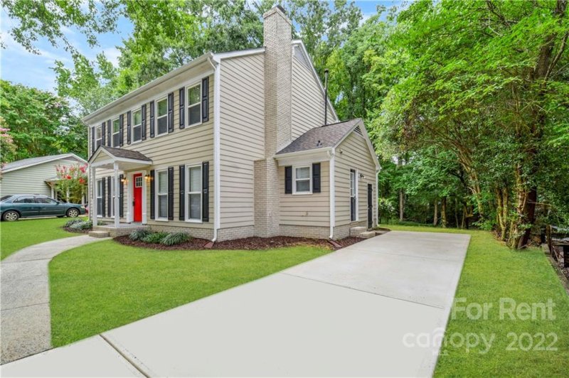 Property image 3 at 8213 Meadowdale Lane, Charlotte, NC 28227