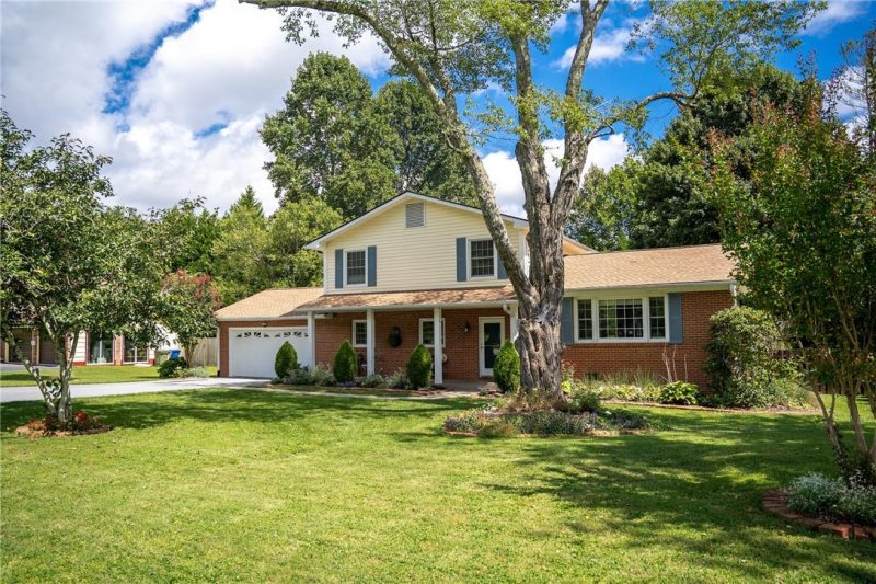 Property image 2 at 104 Underhill Road, Hendersonville, NC 28792