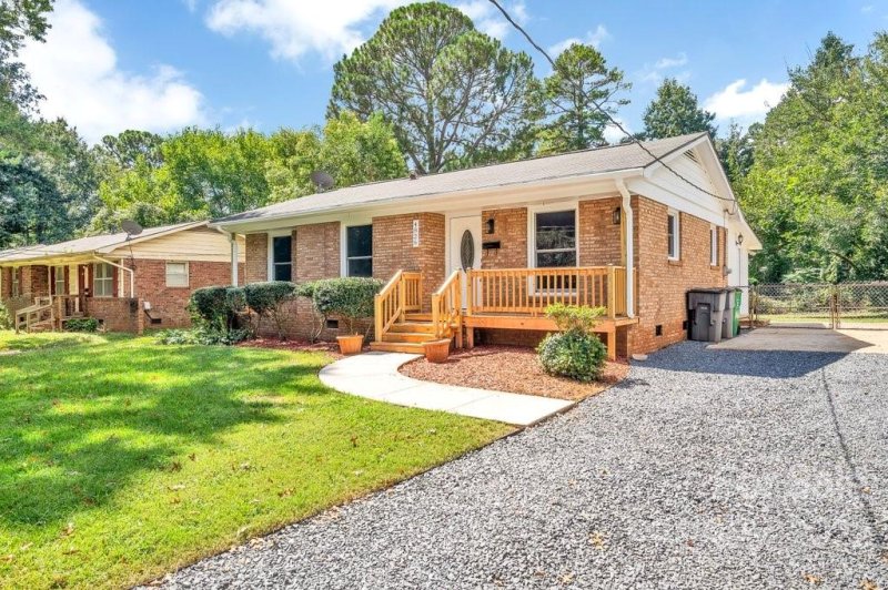 Property image 2 at 4826 Ridgeley Drive, Charlotte, NC 28208