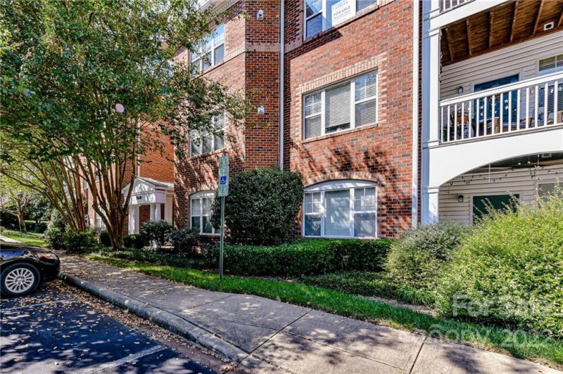 Property image 3 at 5601 Fairview Road, Charlotte, NC 28209