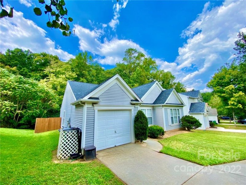 Property image 4 at 7403 Balancing Rock Court, Charlotte, NC 28262