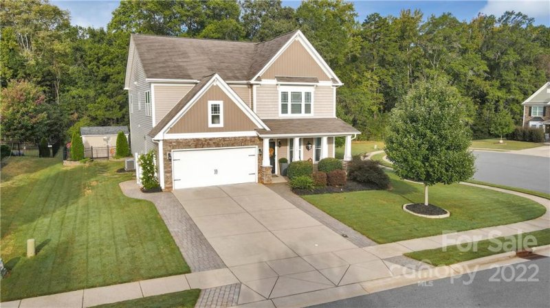 1547 Hedge Apple Road