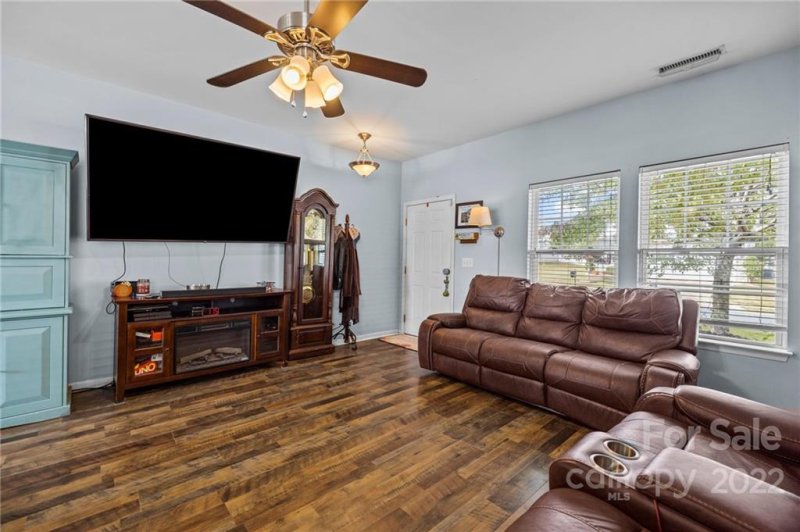 Property image 3 at 1135 Blue Topaz Drive, Dallas, NC 28034