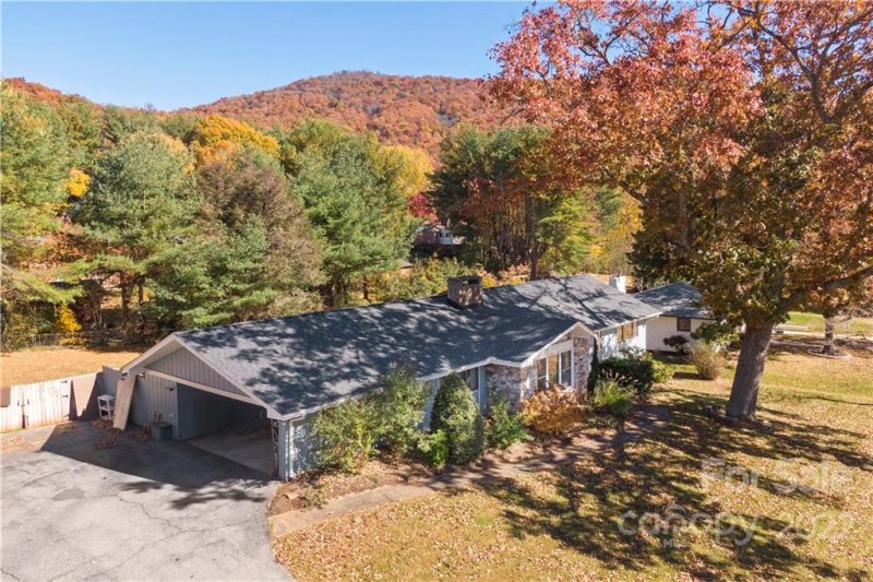 Property image 3 at 10 Ballantree Drive, Asheville, NC 28803