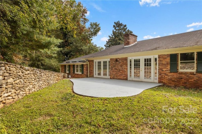 Property image 2 at 107 Newport Road, Hendersonville, NC 28739