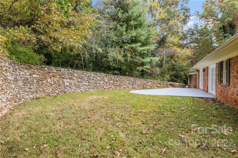 Property image 3 at 107 Newport Road, Hendersonville, NC 28739