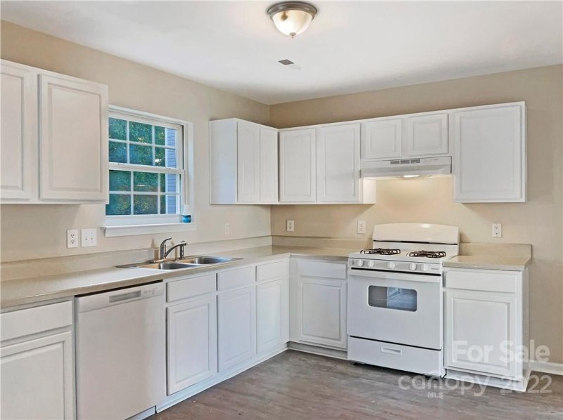 Property image 5 at 5726 Kelvin Park Circle, Charlotte, NC 28216