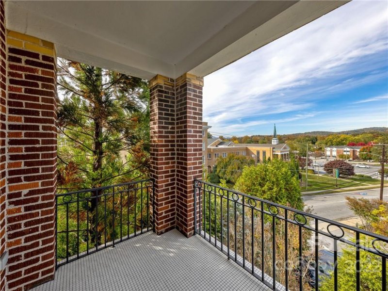 Property image 2 at 203 6th Avenue, Hendersonville, NC 28739