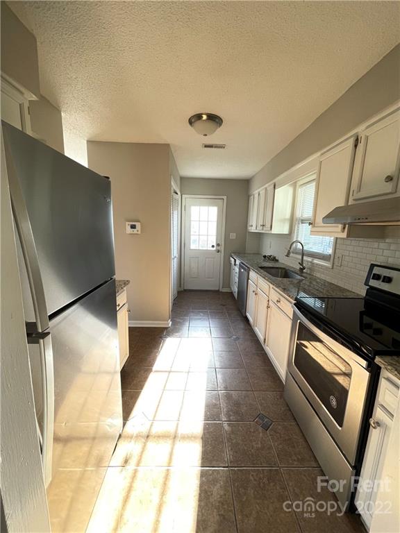 Property image 4 at 2109 Heather Glen Lane, Charlotte, NC 28208