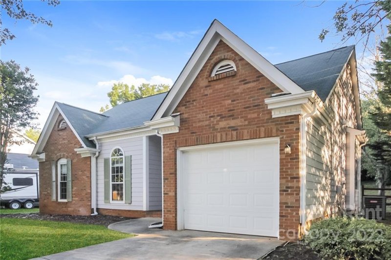 Property image 4 at 8708 Brampton Drive, Charlotte, NC 28215